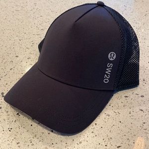 NWOT LULULEMON SEA WHEEZE BLACK SW20 TRUCKER HAT.
